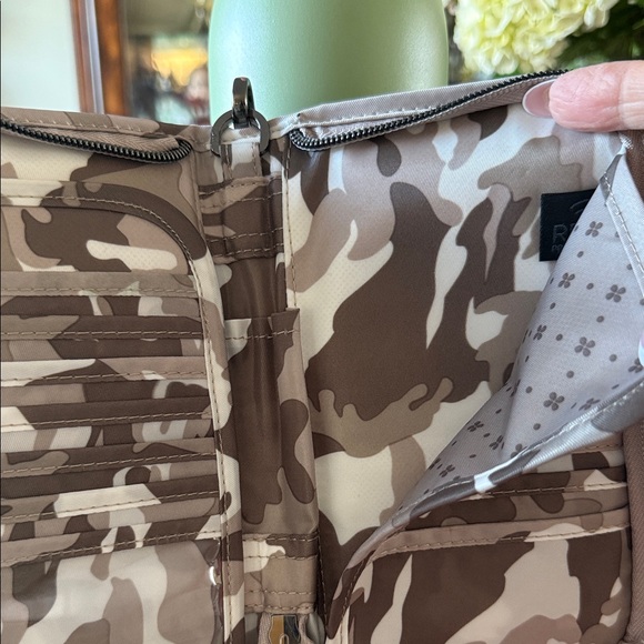 Lug Camouflage Quilted Wristlet - Picture 4 of 6